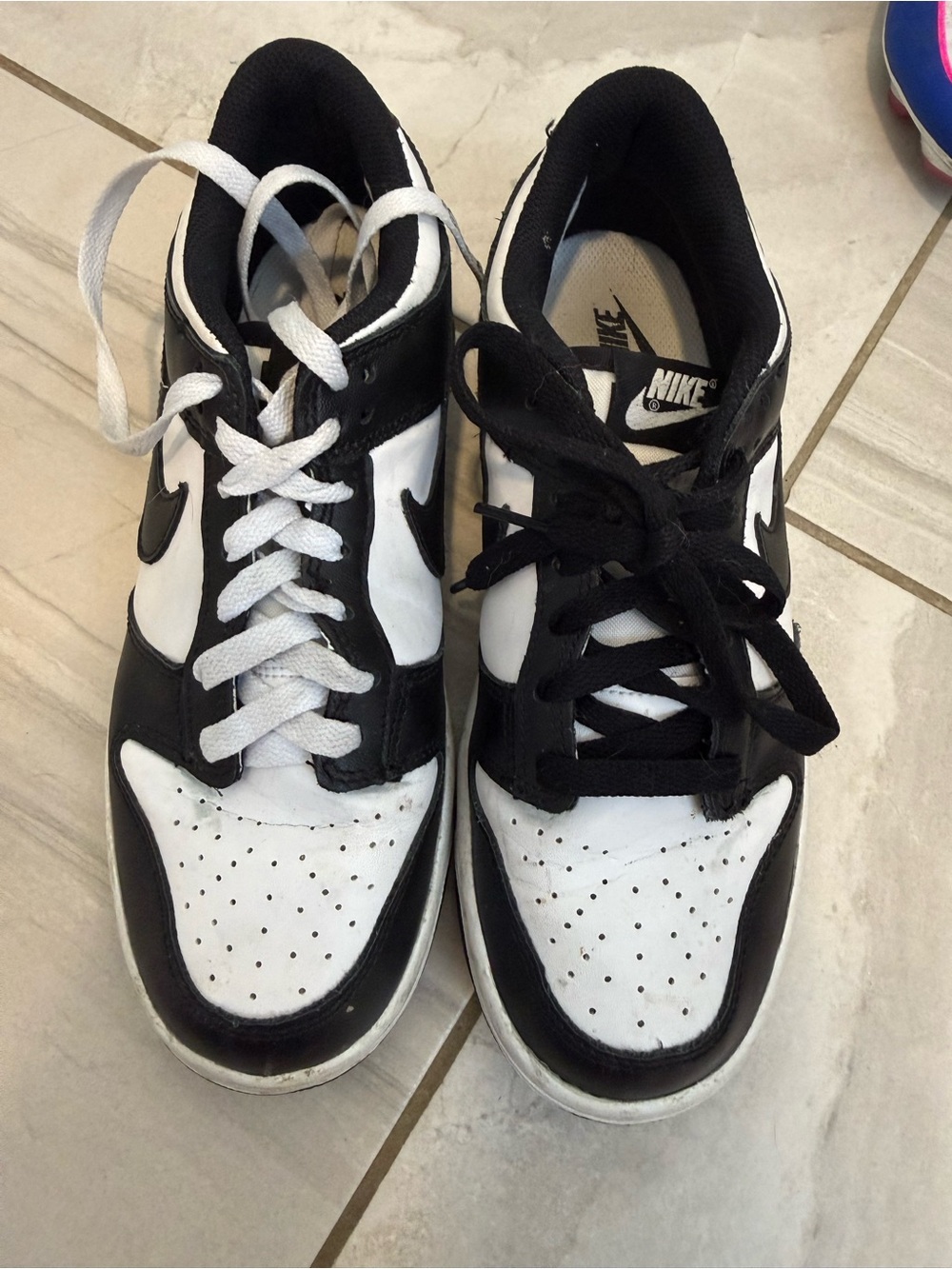 Nike Black & White Low-Top Sneakers - Classic Two-Tone Design